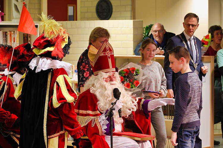 Aankomst van de Sint en zijn Zwarte Pieten in Waarder_081